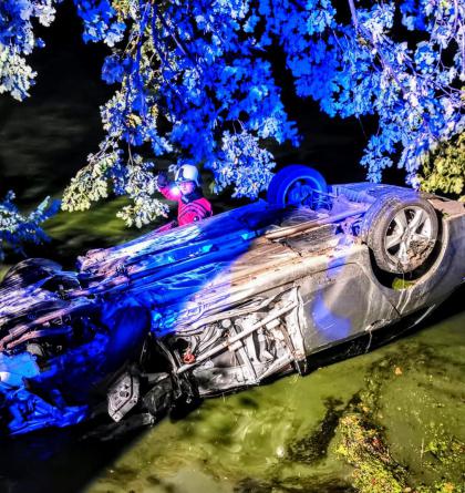 Auto skončilo převrácené v rybníce Horní Machovec