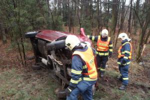 Jak vystřelené z praku. Auto najelo na štěrk a vyletělo mimo silnici