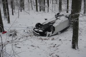 Únor bílý, dopravní nehody sílí. Další řidič skončil v nemocnici