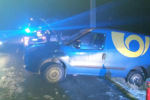 Rekomanda měla v Šenově zpoždění. Poštovní dodávka sjela do příkopu