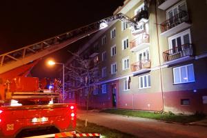 Požár bytu v Příbrami popálil ženu a dvě děti. Ženu do vrtulníku, děti do sanitky!