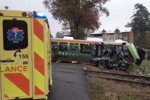 Ve Vrchlabí v části Podhůří došlo ke střetu motorového vlaku a elektroautobusu