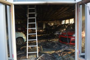 Noční požár v mladoboleslavském autosalonu napáchal škody kolem deseti milionů