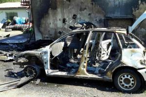 Auto žhář zapálil, oheň se rozšířil i na střechu vedlejšího objektu