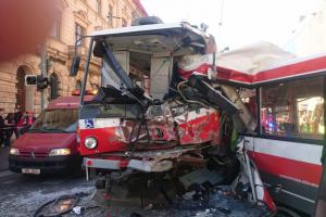 Při nehodě trolejbusu a tramvaje v Brně se zranily čtyři desítky cestujících