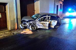V Trhových Svinech si mají o čem povídat. Auto zde nabouralo do domu