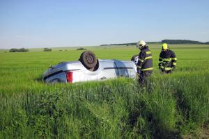 Nezvládl řízení, havaroval, převrátil auto na střechu a zranil se (VIDEO)