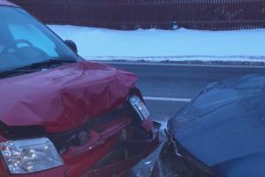 V Mníšku na Liberecku došlo k dopravní nehodě tří osobních automobilů