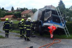 V Zeměticích vyskočil řidič z hořícího náklaďáku, stejně skončil v nemocnici