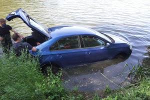 Buď rozjímal nad podzimem nebo...Řidič sjel autem do vodního přítoku
