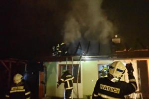 Nedbalost za 150 tisíc. Majiteli hořel zahradní domek s udírnou