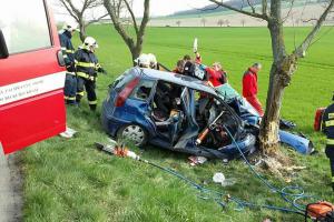 Řidička své auto nezvládla a narazila do stromu. Vozidlo je na odpis, žena v nemocnici
