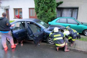 Smůla hned po ránu. Auto narazilo do domu a zaparkovaného vozu