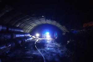 V Lomnici nad Popelkou hasiči bojovali s požárem skladovací haly