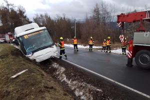 Mezi Písečnou a Supíkovicemi skončil autobus v příkopu