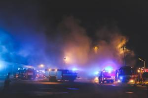 Nedělní ráno v Přerově nic moc. Hořelo v průmyslovém areálu (VIDEO)