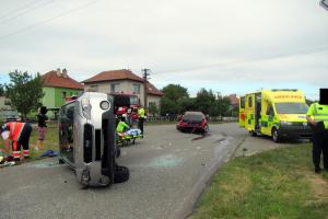 Nehoda dvou aut ve Fryštáku a pět osob odvezeno do nemocnice