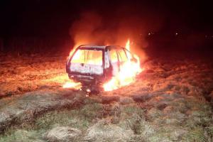 Oheň zcela zničil osobní auto, někdo ho úmyslně zapálil