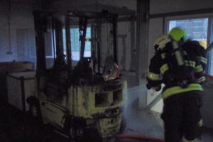 Požár vysokozdvižného vozíku v hale způsobil statisícové škody