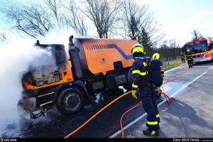 Požár zametacího vozu v Horních Datyních. Škoda za 100 tisíc korun