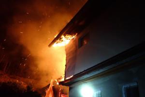Požár rodinného domu v Zubří. Rodina přečkala noc u sousedů.