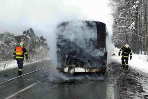 Autobus začal za jízdy hořet. Uvnitř byly čtyři desítky dětí, stačily vystoupit