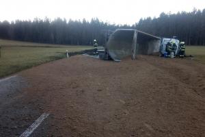 Havaroval a vysypal písek na silnici. Řidič kamion převrátil