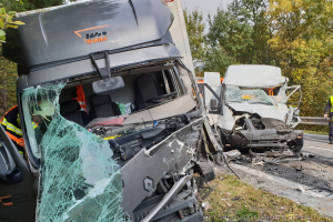 Srážka dvou náklaďáků s dodávkou. Hasiči museli vyprostit dvě osoby