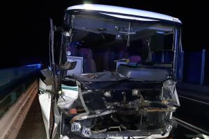 Na Mělnicku se srazil náklaďák s autobusem. Nepřežila v něm učitelka