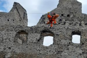 Hasiči na hradě Sukoslav. Cvičili na něm záchranu lidí Hasiči na hradě Sukoslav. Cvičili na něm záchranu lidí