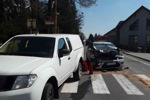 Dvě auta a jedna bouračka. Zraněna jedna žena a šupem s ní do nemocnice