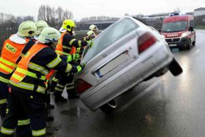 V Jevíčku na Pardubicku se střetla dvě vozidla, jedno skončilo v poli