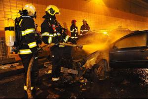 Ani dovnitř, ani ven. V pražském Dejvickém tunelu hořel osobák (VIDEO) Ani dovnitř, ani ven. V pražském Dejvickém tunelu hořel osobák (VIDEO)
