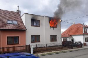 Hasiči zasahovali u požáru, jedna žena z něj utrpěla psychický otřes