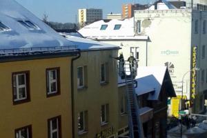 Hasiči v Moravskoslezském kraji pilně sklízejí sníh, led a rampouchy se střech