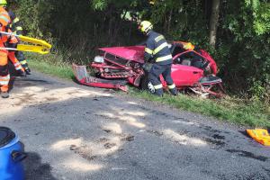 V obci Hrušová při střetu dvou osobních automobilů došlo ke zranění
