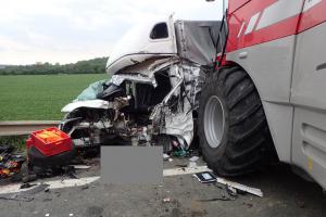 Kombajn nesklízel obilí, ale nabral dodávku. Její řidič těžce zraněn