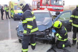 Nehoda dvou osobních vozidel neskončila dobře. Jeden člověk zemřel