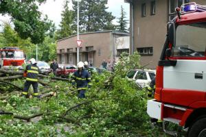 Intenzivní bouřky ve Středočeském kraji zaměstnaly desítky hasičů