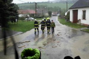 Hasiči na Pardubicku jako úklidová četa. Na vině byla lokální bouřka a její spoušť