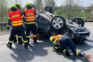 Při nehodě osobního automobilu na dálnici D48 byla zraněna řidička i její psice
