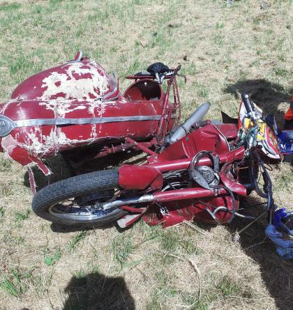 Při srážce osobního automobilu a motocyklu zahynuli dva lidé