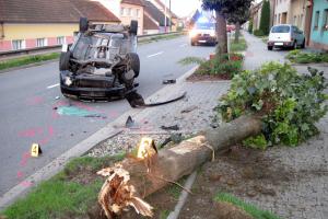 Kam řidič odešel? Automobil skončil na střeše, nikdo v něm ale nebyl