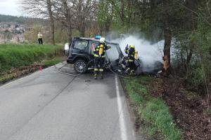 Osobní automobil poblíž obce Podělusy po nárazu do stromu začalo hořet