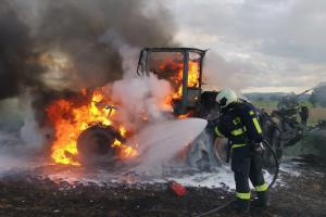 Hodně drahý traktor i velká škoda na poli u Břehova. Stroj zničil požár