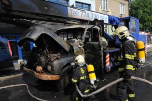 Požár autojeřábu v Bělkovicích - Lašťanech napáchal desetitisícové škody