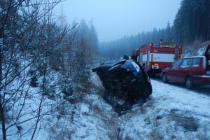 Zrádná ledovka si stále nedá pokoj, další auto smetla do příkopu