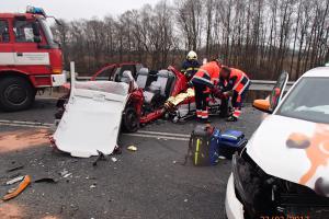 Kolize náklaďáku a dvou osobních vozů urvala motor ze zdemolovaného auta