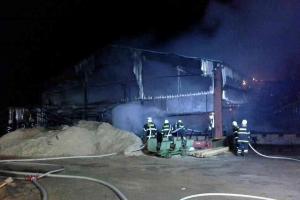 Požár zničil pilu v Morašicích. Explodoval nejen sud s olejem Požár zničil pilu v Morašicích. Explodoval nejen sud s olejem