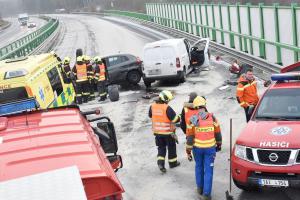 Hasiči zastavili na dálnici D6 u nehody, zezadu do nich narazilo další auto Hasiči zastavili na dálnici D6 u nehody, zezadu do nich narazilo další auto